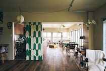 2LDKをひとつの空間にリノベーション。卯月えまさんが住む築55年の部屋。