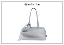 〈バレンシアガ〉で見つけたバッグは、さりげない刻印とミニマルなフォルムが魅力。