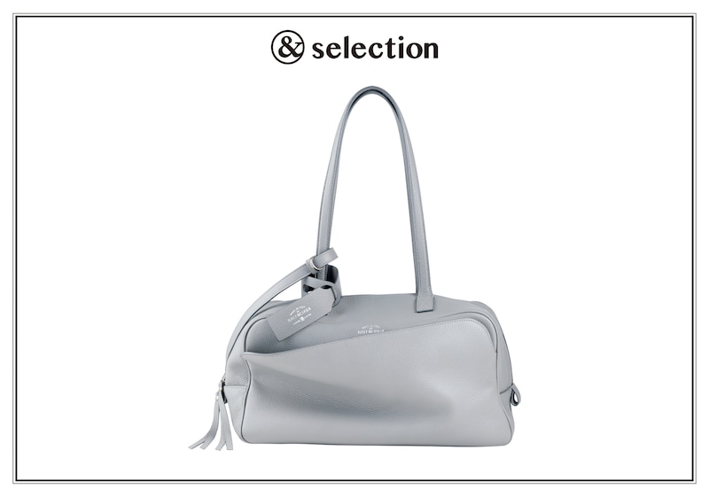 〈バレンシアガ〉で見つけたバッグは、さりげない刻印とミニマルなフォルムが魅力。