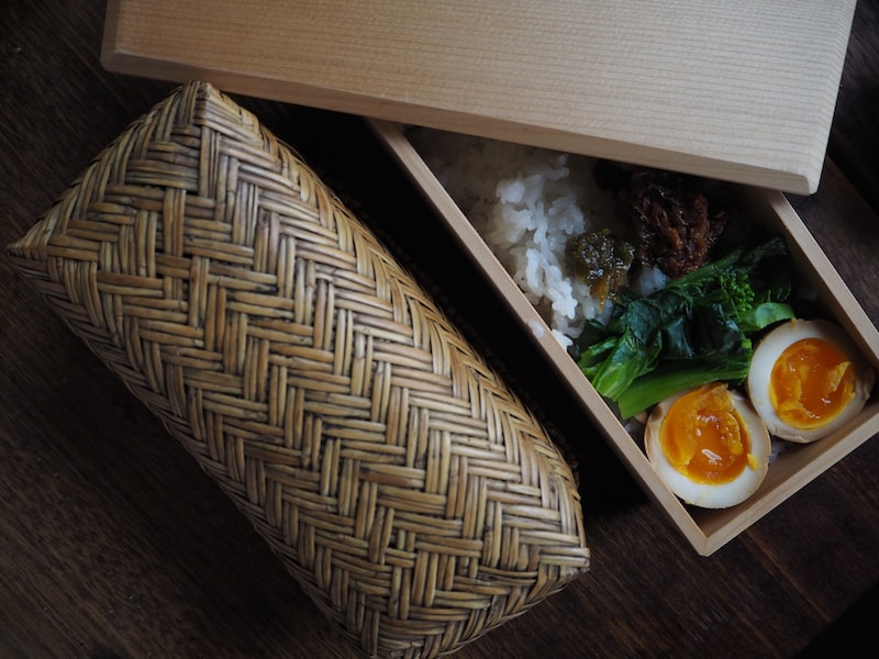 1か月限定のweb連載「＆EYES」。2月の月曜日は、仁平里帆さんが担当してくれます。今週は、「春を味わう、蕗味噌と味玉のお弁当」のレシピを紹介します。