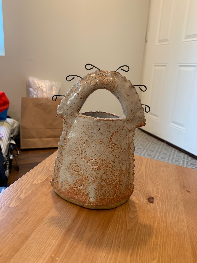 「これから4回の連載にわけて、不注意の顛末を紹介します。古物売りが壊したものです」。古物とアートピースのお店〈Goods〉を営む浅見旬さんによる、連載コラムがはじまりました。