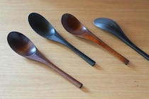 「常々、道具は代替できるものだと思っていたのに、十年という時間が、想像以上の愛着を育てていたのです」。クリエイティブディレクター、デザイナー・辰野しずかさんによる1か月限定のweb連載。今回のテーマは、作り手の呼吸が感じられる木のスプーン。