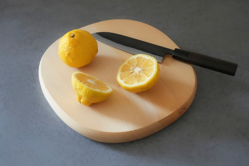 クリエイティブディレクター、デザイナー・辰野しずかさんが愛用する、〈さしものかぐたかはし〉の使い勝手の良いまな板。