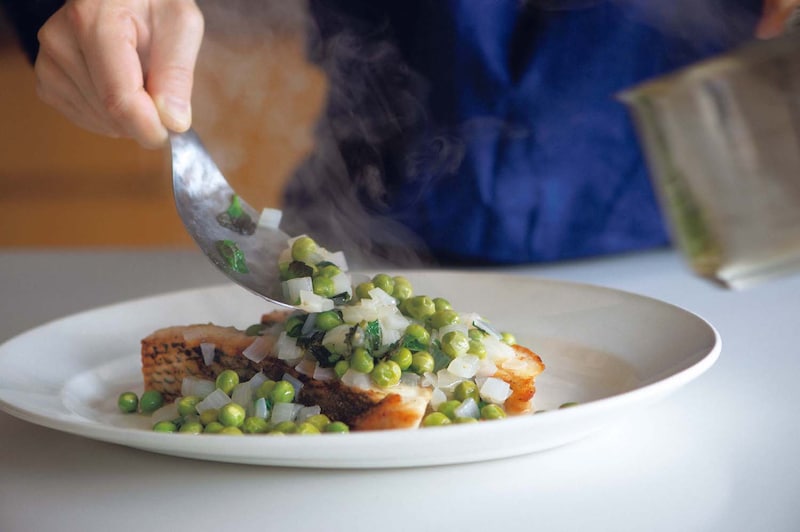 春野菜にハーブを合わせて作る、軽やかな洋食のレシピ。連載「料理家・渡辺有子の料理教室」より。