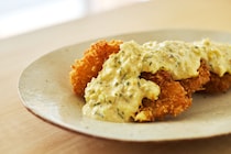 いつもの白身魚のフライを、新しい味に。おべんと屋さん〈75foods〉吉森なな子のレシピ帖、最新回は「タラフライ 〜いぶりがっこタルタルソース〜」を紹介。