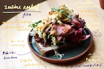 カレー風味がクセになる！パリのカフェ『フィカ』で食べたい、ローストビーフのオープンサンド。