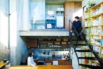 躯体がむき出しの4層構造。ふたりで暮らす、自宅兼仕事場の一軒家。