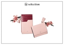 桜のチャームがポイントに。〈アニヤ・ハインドマーチ〉の春色財布＆カードケース。