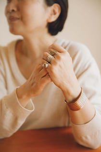 インディアンジュエリーを主役に。〈YAECA〉服部恭子さんの、定番アイテムの着こなし方。
