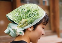 着こなしを刷新する一枚のスカーフを。ビストロ『Cyōdo』店主・山口 萌菜さんの、定番アイテムの着こなし方。