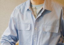 オーダーメイドした〈シャルべ〉のシャツ。ブランディングディレクター・松岡 歩さんの、定番アイテムの着こなし方。