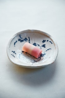 京都の〈御菓子丸〉が、四季折々の寺社仏閣の風景を、菓子と文とで表現。今月は、隨心院に寄せた「はねずもち」。