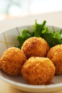 お弁当にも、お酒のアテにもおすすめな春の揚げ物。おべんと屋さん〈75foods〉吉森なな子のレシピ帖、最新回は「明太ポテトコロッケ」。