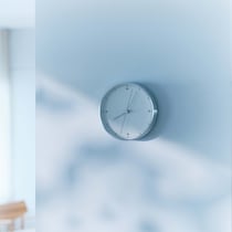 〈レムノス〉のアースウォールクロック。長く使いたい、暮らしの名品カタログ。vol.01