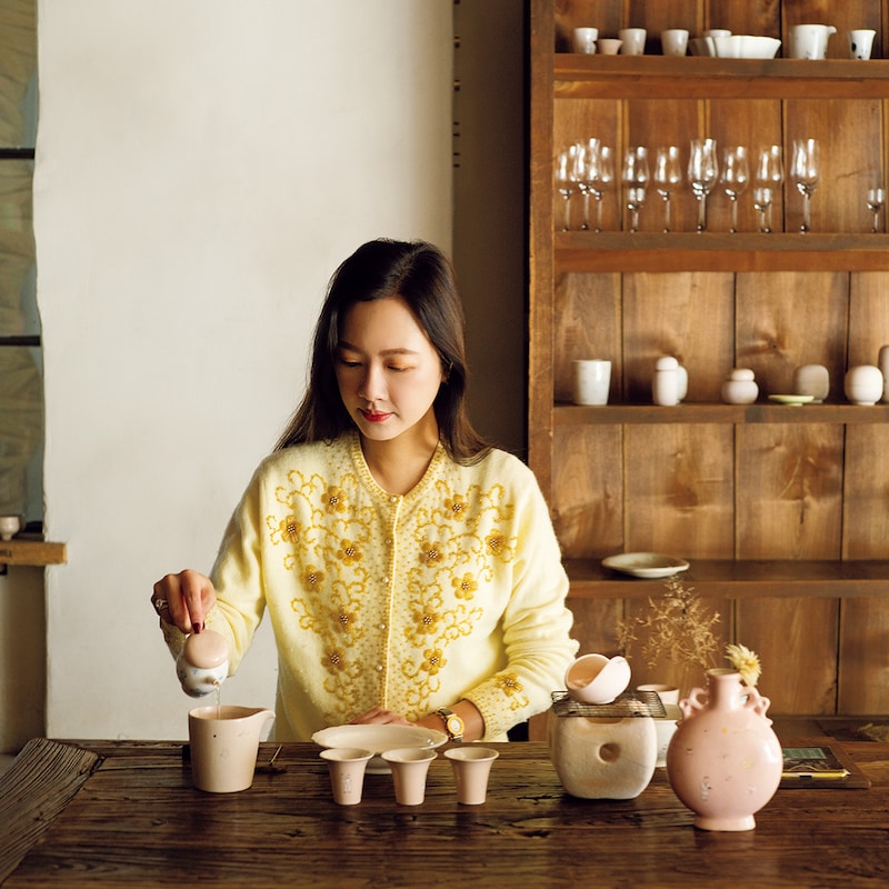 東西のセンスが調和した茶芸館で、 伝統製法の「有機正叢鐵觀音茶」を。