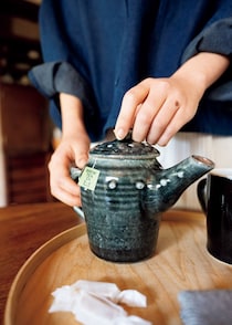 鉱石のように美しい、陶芸家・七尾佳洋のティーポット。