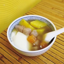 生姜シロップがぴりっと効いた、温かい豆花。【台北小吃めぐり】