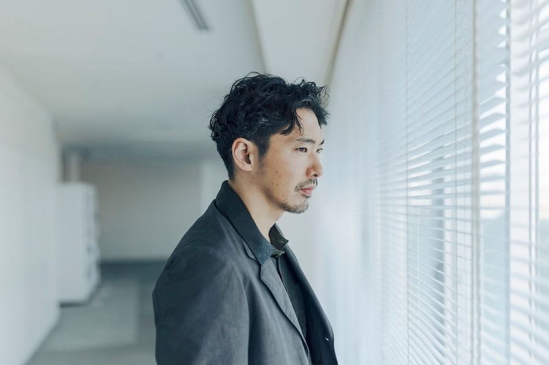 「不便さによってもたらされる、時間の豊かさを感じたい」。俳優・柄本佑さんが語る、映画『メモリィズ』のこと。