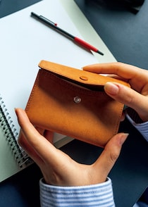 丹念な職人技に惹かれる、〈アーツ&サイエンス〉の名刺入れ。