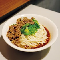 初めて訪れた麺の専門店では、まず炸醬麵（ジャージャンミエン）を頼む。【台北小吃めぐり】