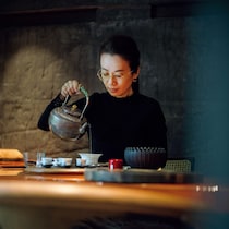 琥珀色のモダンなカウンター席で、半世紀寝かせた凍頂烏龍茶を味わう。