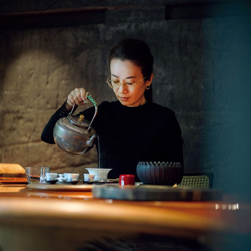 琥珀色のモダンなカウンター席で、半世紀寝かせた凍頂烏龍茶を味わう。