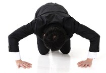 「チクったやつは誰だ！」内部告発の“犯人探し”がコンプラ部にバレて土下座→許されず裁判へ…暴走した「郵便局長」の末路