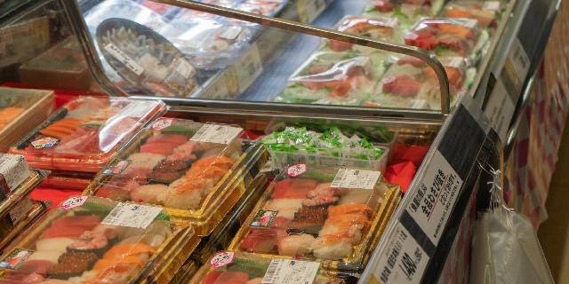 ATM無料封筒だけじゃない…スーパーの「わさび・しょうゆ」も大量持ち去り→転売? 「窃盗罪成立の可能性も」弁護士が法的リスク指摘