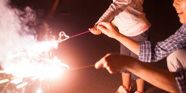 都内の公園で「手持ち花火」“解禁”進む中…ルール無視で「打ち上げ花火」発射? トラブル起きたら“自治体”にも責任問えるか