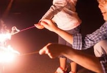 都内の公園で「手持ち花火」“解禁”進む中…ルール無視で「打ち上げ花火」発射？　トラブル起きたら“自治体”にも責任問えるか