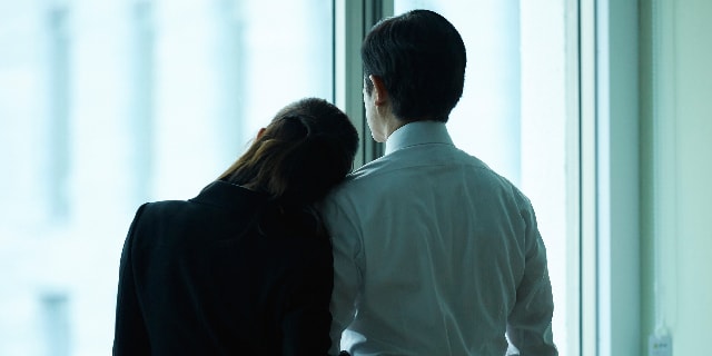 部下との“秘密の関係”発覚で食品大手CEO解任　社内恋愛「禁止・報告義務」就業規則は“私生活への過度な干渉”にあたる？