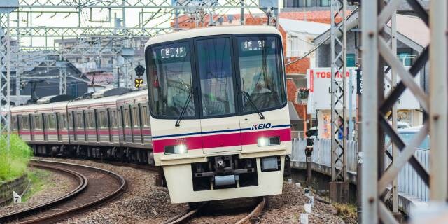 京王線車内「不審なQRコード」貼り付けた人は“罪”に問われる可能性も　広告主の電通大は「読み込まないよう」注意喚起