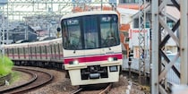 京王線車内「不審なQRコード」貼り付けた人は“罪”に問われる可能性も　広告主の電通大は「読み込まないよう」注意喚起