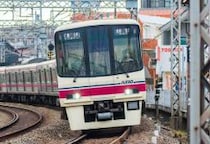 京王線車内「不審なQRコード」貼り付けた人は“罪”に問われる可能性も　広告主の電通大は「読み込まないよう」注意喚起