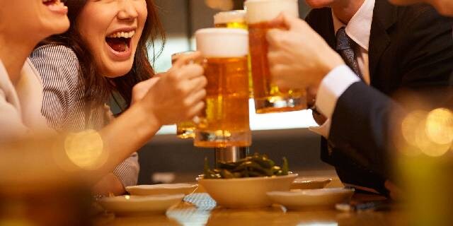 会社の「二次会禁止令」法的にOK？　「破ると人事評価に影響」のウワサも…“社員の私生活への介入”どこまで許されるか【弁護士解説】