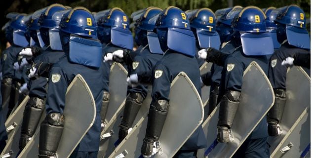 警察官は上司から“通帳チェック”される? 「お前、金欠か」昇進のため“不祥事”は絶対に起こしたくない…部下を過敏に“縛る”理不尽