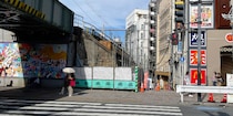 東京の“ど真ん中”「不法占拠の横丁」なぜ令和まで生き残った？　高田馬場駅前“徒歩1分”の好立地…線路沿い10軒をめぐる「戦後日本」の特殊事情
