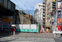 東京の“ど真ん中”「不法占拠の横丁」なぜ令和まで生き残った？　高田馬場駅前“徒歩1分”の好立地…線路沿い10軒をめぐる「戦後日本」の特殊事情