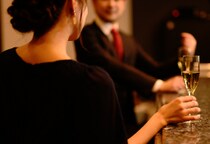 企業が“パパ活女子”を斡旋？　40代後半女性が口説かれまくる…80年代「愛人バンク」に源流を持つ「交際クラブ」の多様なニーズ