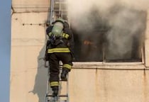 「消防士を蹴落とした女性」動画が物議　“火事でパニック”でも「罪」に問われる可能性がある？【弁護士解説】