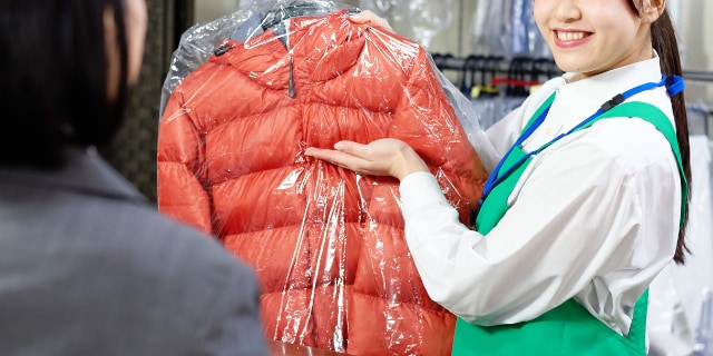「28万円のダウン」がクリーニングで破損…それでも“店側”からの「損害賠償」難しいワケ【弁護士解説】
