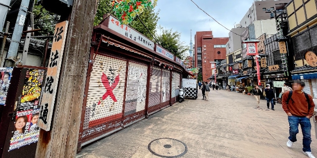 浅草寺“真横”に「不法占拠」32店舗、約40年“黙認”も…なぜ、いま裁判に？　揉める“きっかけ”となった「元区長」鶴の一声