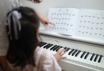 3歳の娘に「そろそろバレエとピアノを習わせて受験を…」子どもに将来の“高収入”を期待する「熱心な親」の盲点