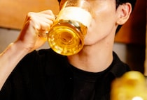 “出張中の飲み会”後に死亡→労基は「労災不支給」決定…遺族が提訴した結果、裁判所の判断は？