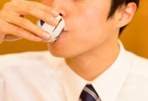 会社の忘年会“飲みすぎ”で死亡したら「労災」下りる？　缶ビール2～3本、日本酒1.8リットルを一人で…裁判所の判断は