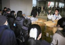 都庁前の食品配布に900人超、「1日1食」で耐える困窮者も…“物価高”深刻な状況続く中、年末年始「炊き出し」各地で実施