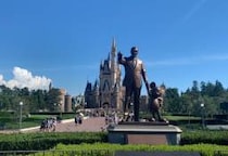 “転売ヤー”は「ディズニーグッズ」をどう仕入れている？　パス争奪戦、個数制限の突破…「密着取材」が明かす実態とは