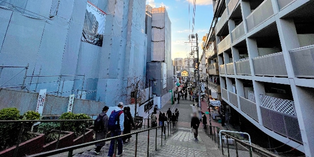 東京・下町の名所「夕やけだんだん」絶景がマンションで遮断、なぜ止められない? 物議の声も…地元住民が漏らす“意外な本音”とは