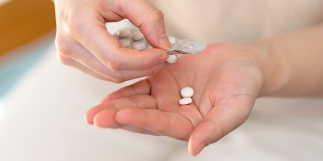 市販薬「オーバードーズ」で緊急搬送された“20代女性”の告白 学校にも家庭にも「居場所」なく…“過剰摂取”にすがる日々