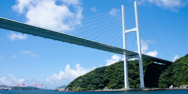 長崎・女神大橋事故、死亡したトレーラー運転手に同情の声　“追突された車”は「無灯火」で駐停車禁止車線に…「過失運転致死罪」適用の可能性は？